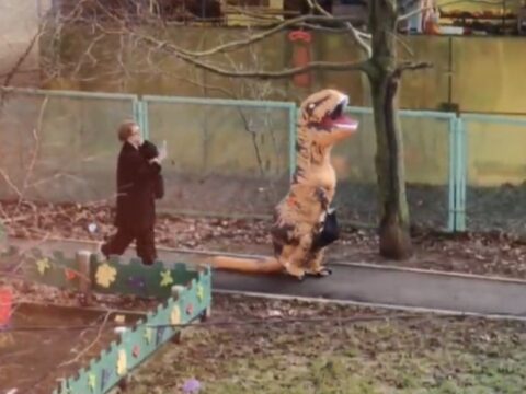 Разгуливающий по улицам динозавр повеселил жителей Химок Новости Химок 