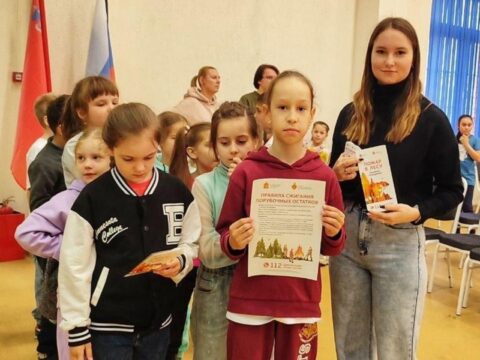 Лесничие рассказали химкинским школьникам о своей работе и подарили саженцы ели Новости Химок 