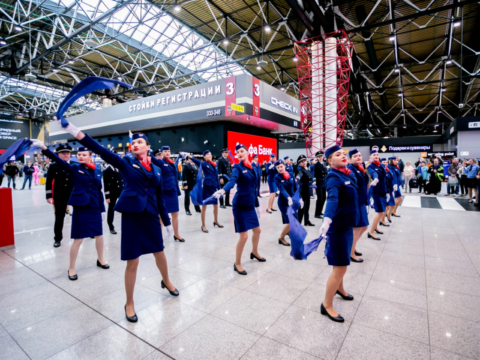 По традиции в преддверии Дня Победы в аэропорту Шереметьево взмахнули синими платочками Новости Химок 