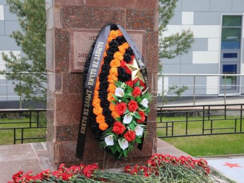 У Института ядерной медицины в Химках возложили цветы к памятнику «Неизвестным солдатам» Новости Химок 